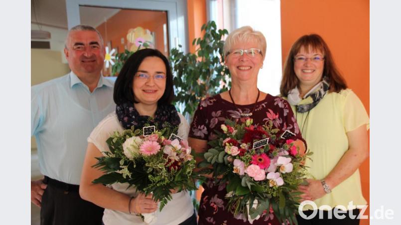 Mit lobenden Worten dankten Stadtpfarrer Alfons Kaufmann (links) und Kindergartenleiterin Sabine Fortser (rechts) den beiden Jubilarinnen Gertrud Hutzler und Sabine Karl (Bildmitte) für ihre 20-, und 25-jährige Treue als Mitarbeiterinnen im Oberviechtacher Kindergarten. Bild; frd Bild: frd