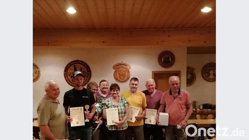 Pokale und Urkunden überreicht (von links) Schützenmeister Josef Geyer an Max Leipold, Anita Brandl, Joachim Kugler, Hildegard Geyer, Thomas Heberl, Josef Schindler und Helmut Meinl. Bild: Josef Geyer