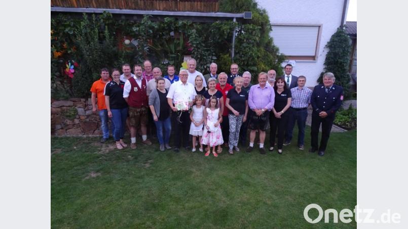 Georg Holzgartner (im weißen Hemd) feierte mit Familie in großer Runde seinen 70. Geburtstag Bild: hm