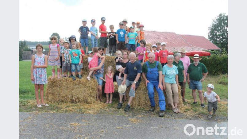 Manfred Bäumler (vorne sitzend, Zweiter von rechts) freut sich über das große Interesse der Kinder. Bild: pi