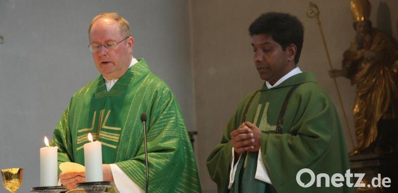 Pfarrer Markus Nees (links) und Pater Charles John Porimattahil bei der Wandlung. Bild: wro
