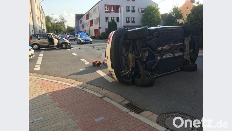 Durch die Wucht des Aufpralls wird der VW Tiguan umgeworfen. Er bleibt auf der Fahrerseite liegen. Bild: August Beer