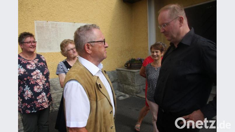 Nach dem Gottesdienst stellte sich Pfarrer Markus Nees den Kirchenbesuchern – hier Zweiter Bürgermeister Fritz Holm – persönlich vor. Bild: wro