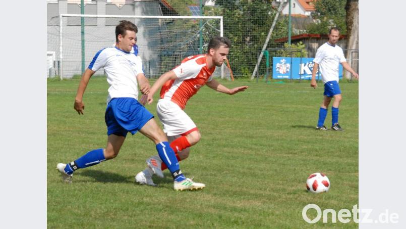 Der Kreisklassen-Zweite SG Fuchsmühl besiegte den SC Mähring mit 4:2. Hier klärt Johannes Pirner (links) gegen den Mähringer Jiri Blaha. Bild: gb