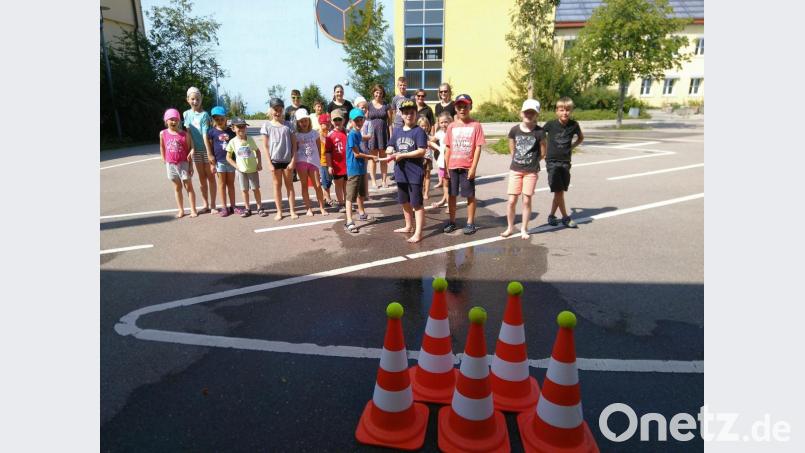 Kraft und Geschicklichkeit sind gefordert beim Runterspritzen der Tennisbälle. Bild: mma