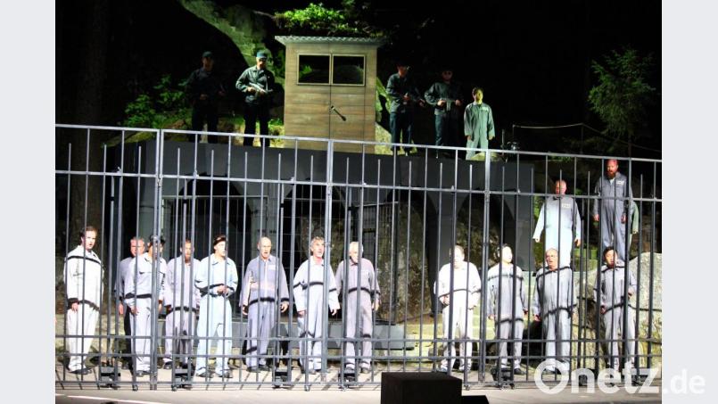 Der &quot;Gefangenenchor&quot; ist ein zentrales Thema in Beethovens einziger Oper &quot;Fidelio&quot;, die am Wochenende bei den Luisenburg-Festspielen aufgeführt wurde. Bild: stg