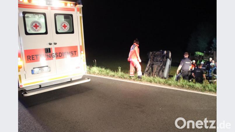 Einsatzkräfte an der Unfallstelle zwischen Wollau und Friedersreuth. Bild: jma