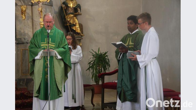 Pfarrer Markus Nees (links) und Pater Charles John Porimattahil standen am Sonntag zum ersten Mal in Wiesau am Altar. Bild: wro