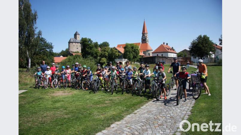 Die Jugendbeauftragte Alexandra Hasenfürter (links im roten T-Shirt) organisiert immer die Radtour und fährt auch selber mit. Bild: wro