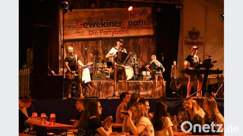Die Partyband "Gewekiner Buam und Madl" hatte ein breites Musikrepertoire im Gepäck. Von Austro-Pop über Schlager bis hin zu Rockmusik war für jeden Geschmack etwas dabei. Bild: Freya Stöckl