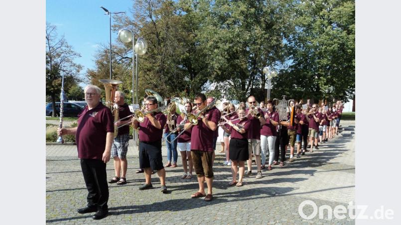 Einen musikalischen Empfang bereitete den Gästen die Musikkapelle Schwarzenfeld unter Leitung von Burkhart Weber. Bild: ksi