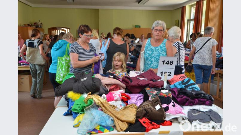 Richtige Schnäppchen konnten die Kunden beim Herbst- und Winterbasar der Krabbelgruppe "Zwergentreff" ergattern. Das evangelische Gemeindehaus glich an diesem Tag eher einem gut sortierten Kinderwarenhaus. Bild: dob