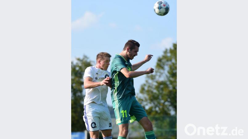 Marco Kießling erzielte beide Treffer beim 2:1-Erfolg des SV Mitterteich gegen die SG Quelle Fürth. Das Bild zeigt den Torjäger (rechts) im Kopfballduell mit dem Fürther Lucas Werner. Bild: Schrems