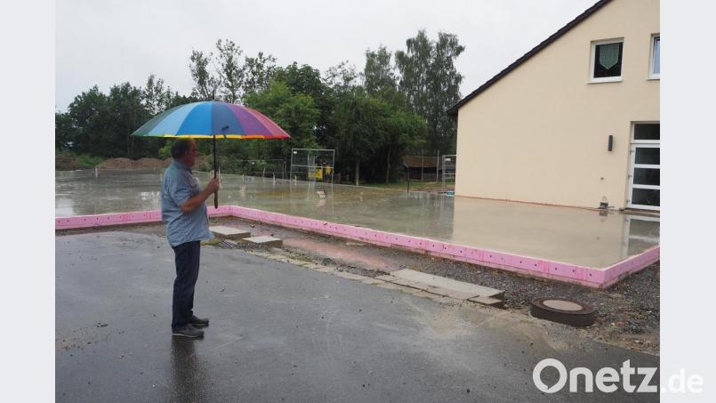 Das Fundament für den neuen Kindergarten steht. Wenn die Fertigteile aus Holz samt eingebauter Fenster eintreffen, ist der Komplex im Nu aufgebaut. Im alten Kindergarten (rechts) wird die Kinderkrippe untergebracht. Bild: bl