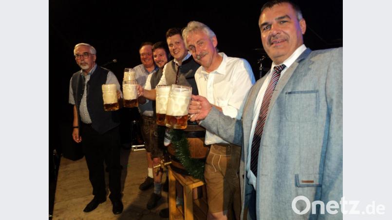 Bürgermeister Manfred Rodde und Festwirt Gerhard Böckl (von links) stoßen mit dem Vertreter der Brauerei Naabeck, Michel Weiler (rechts) und den Markträten auf ein gutes Gelingen der Feier an. Bild: ksi
