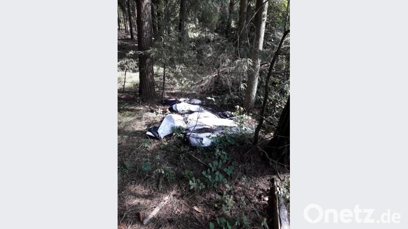 Illegale Müllentsorgung, vom Winde verwehte Reste oder noch brauchbare Abdeckung? Manchmal ist das gar nicht so einfach zu entscheiden. Für die Entsorgung allerdings gibt es klare Regeln. Bild: bl
