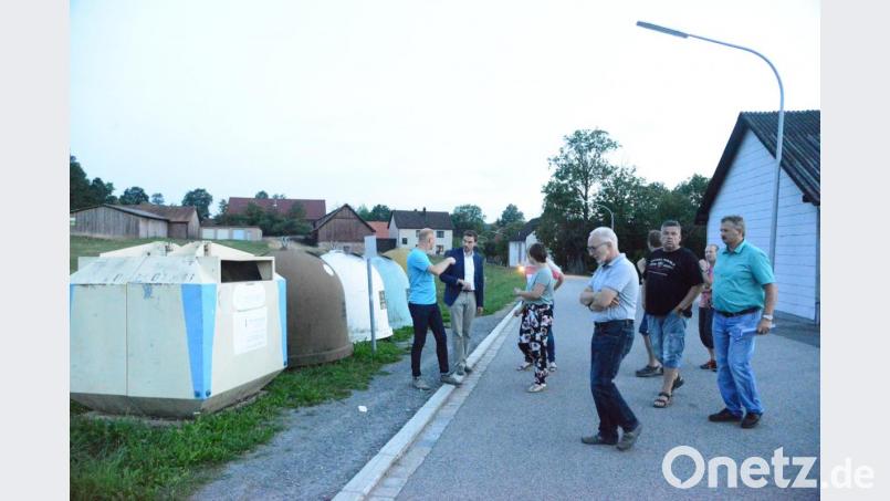 Die Container am Ortseingang dienen der Abfallbeseitigung mehrerer Ortsteile Es sollte überlegt werden, ob das Umfeld der Container gepflastert werden könnte - diese Anregung kam von einem Bürger Hochdorfs. Bild: bey