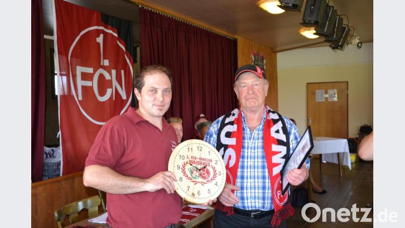 Karl Schwarz wird zum Ehrenmitglied des Fanclubs ernannt. Vorsitzender Rudolf Grundler überreicht dem Gründungsmitglied eine Urkunde und ein Geschenk. Bild: ens