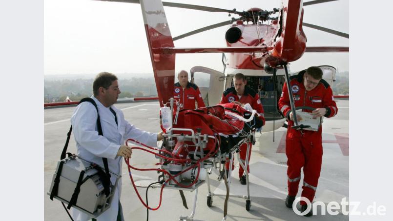 Der Hubschrauber transportiert eine Patientin, die an eine mobile Mini-Herz-Lungenmaschine (ECMO) angeschlossen ist. Mit dieser immer kleiner und leichter gewordenen ECMO-Maschine können Patienten immer einfacher in Fachkliniken transportiert werden. Bild: dpa/Roland Weihrauch