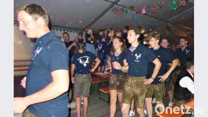 Wenn die Weißenbrunner Kirwaleit am ersten September-Wochenende ihr Festl auf den Dörferer Höhen feiern, dann bebt nicht nur der Boden im Zelt. Bild: jml