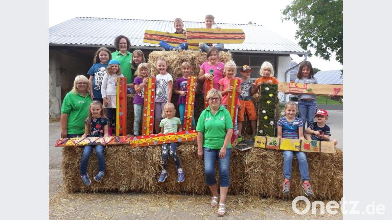 Die selbst bemalten Bretter werden die kleinen Besucher noch länger an ihren Besuch auf dem Bauernhof der Familie Schanderl erinnern. Bild: exb