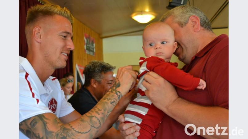 Selbst die kleinsten Clubberer bekommen ein Autogramm von Ondrej Petrak. Bild: ens