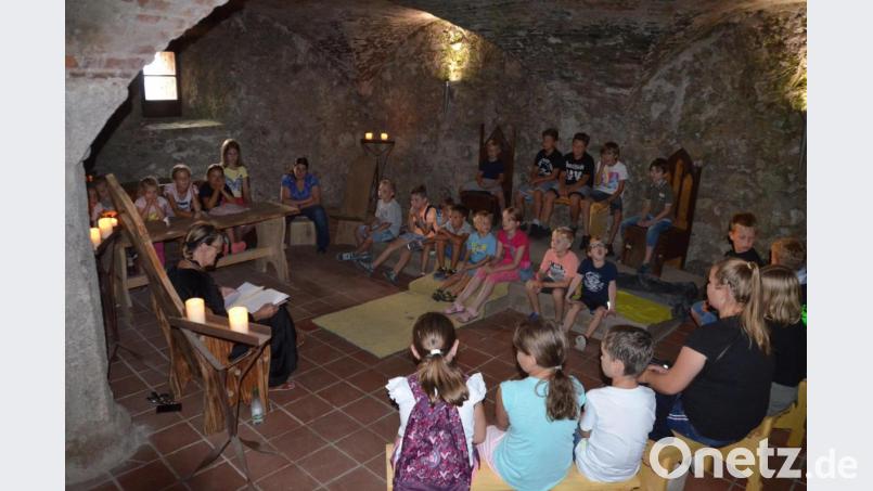 Das Burgfräulein zieht im Rittersaal die Kinder in seinen Bann. Bild: sl