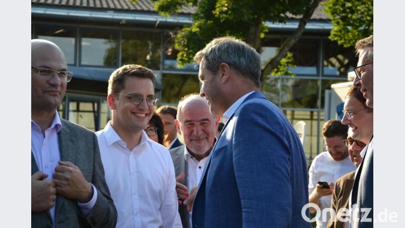 Ministerpräsident Markus Söder (rechts) vor dem Beginn der JU-Landesversammlung in Freystadt mit Christian Doleschal (Mitte) und Finanzminister Albert Füracker (links). Bild: esa