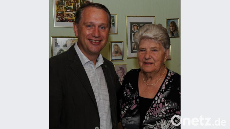 Zweiter Bürgermeister Hermann Böhm gratuliert Rosa Zwack zum 90. Geburtstag. Bild: gfr