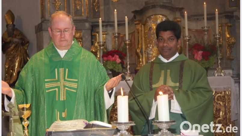 Pfarrer Markus Nees (links) und Pater Charles John Porimattahil feierten den ersten Gottesdienst gemeinsam. Bild: wro