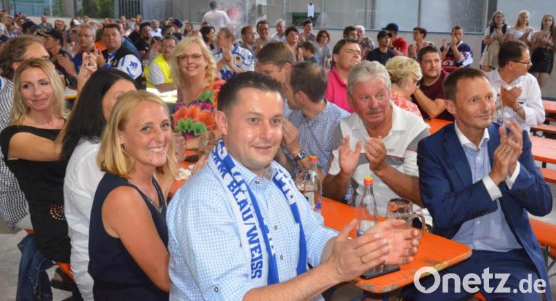 Riesenjubel bei den Fans, als sich nach dem Spiel gegen ein tschechisches Team die Mannschaften der Blue Devils präsentierten. Bild: Kunz