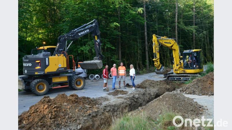 Zweite Bürgermeisterin Andrea Lang (rechts) und Geschäftsleiter Günter Gschwindler (Zweiter von links) besprechen regelmäßig mit den verantwortlichen Mitarbeitern der Baufirma den Baufortschritt. Der Graben im Vordergrund dient dem Einbau eines neuen Rohrdurchlasses als Ersatz für das veraltete Bauwerk. Bild: bey