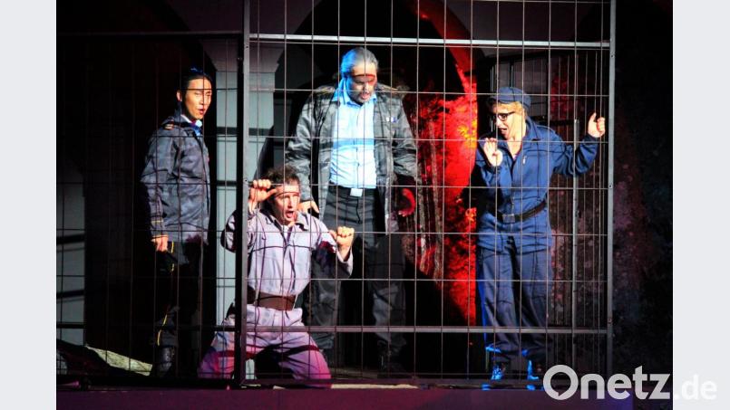 Mit einer gelungenen Ensembleleistung - v.l. Paul Gukhoe Song als Don Pizarro, Dirk Konnerth als Florestan, Lukas Schmidt-Wedekind als Rocco sowie Stephanie Krone als Leonore/Fidelio - überzeugten die Landesbühnen Sachsen bei ihrem Gastspiel auf der Luisenburg. Bild: stg