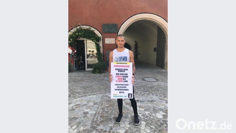 André Preece demonstriert vor dem Verwaltungsgericht in Regensburg. Weil dort eine Richterin zweifel an seiner Homosexualität äußerte und deswegen den Preeces Asylantrag ablehnte, ist der Russe seit MIttwoch im Hungerstreikt. Bild: Würth, Wolfgang