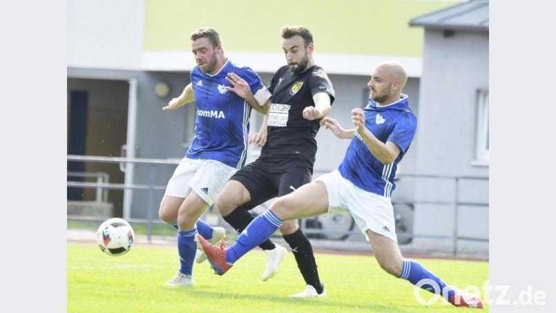 Zwei gegen einen, 2:1 - der Ensdorfer Innenverteidiger Bastian Windisch (links) und Daniel Schmidt (rechts) nehmen den Amberger Stürmer Dennis Kramer (Mitte) in die Zange. Bild: Ziegler