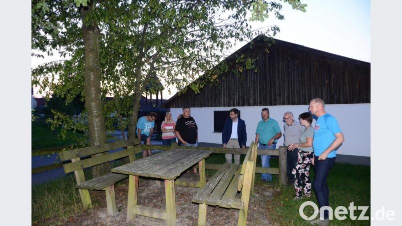 Der Rundgang führte auch zum Spielplatz des Ortsteiles. MdL Stephan Oetzinger hob die Wichtigkeit eines derartigen Spielplatzes hervor, der zum häuslichen Umfeld eine wichtige Ergänzung ist. Bild: bey