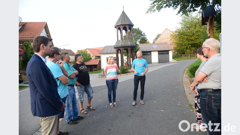Hochdorfs Ortsmitte war Ausgangspunkt für den Rundgang "CSU vor Ort". Dort zeigte sich, dass Anregungen anlässlich des gleichen Termins vor drei Jahren umgesetzt worden waren. Stellvertretender Ortsvorsitzender Alexander Radlbeck (Mitte), CSU-Ortsvorsitzender Dieter Schwab (rechts), Gemeinderat Tobias Forster (3. von links) nahmen die neuen Anregungen der wenigen Teilnehmer entgegen. Mit dabei auch MdL Stephan Oetzinger (links). Bild: bey