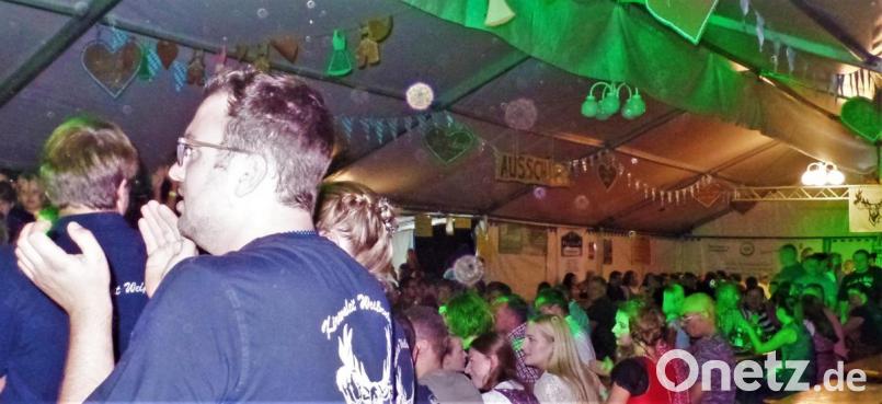 Wenn die Weißenbrunner Kirwaleit am ersten September-Wochenende ihr Festl auf den Dörferer Höhen feiern, dann bebt nicht nur der Boden im Zelt. Bild: jml