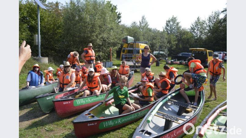 Bevor es ins Wasser geht, erhalten die Kanufahrer wichtige Verhaltensregeln erklärt. Bild: mof