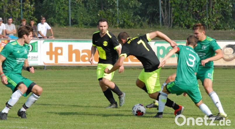 Die &quot;Ostler&quot;-Verteidigung um Julian Weig (von links), Benedikt Sichert und Jakob Siegert hatte alles im Griff. Für die Plößberger David Lang und Christoph Schmidkonz (Zweiter und Dritter von links) gab es kein Durchkommen. Weiden siegte am Ende klar mit 4:0. Bild: gb