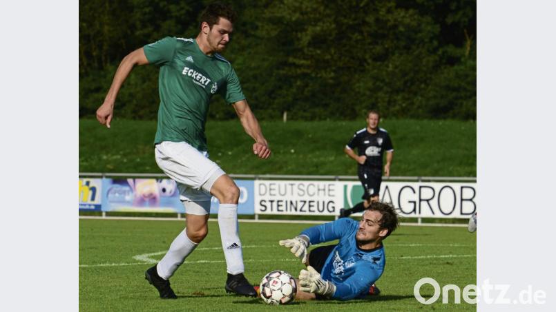 Der Wernberger Alexander Grill Alexander (links) scheitert hier an David Kiener. Der Schlussmann des 1. FC Schwarzenfeld war mit mehreren Glanzparaden dafür verantwortlich, dass die Partie gegen den FC Wernberg unentschieden endete. Bild: ham
