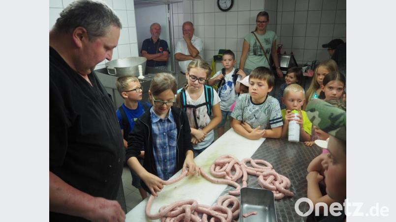 Kids drehen dei Bratwürste ab Bild: stn