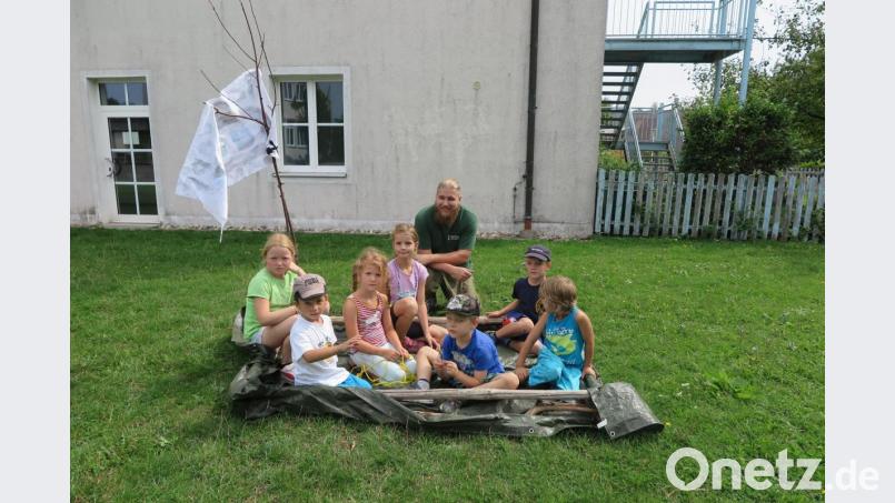 Betreuer Lucas Raithel half den Kindern beim Bau eines Piratenfloßes. Bild: jzk