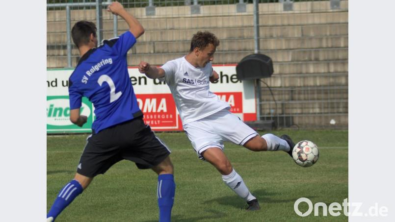 Was fürs Auge: Die stilvolle Direktabnahme von Jonas Heimerl (rechts) verfehlte zwar das Ziel, doch die SpVgg SV Weiden II baute mit dem 3:1-Heimsieg die Tabellenführung in der Bezirksliga Nord aus. Benedikt Bügger (SV Raigering) blieb da nur die Zuschauerrolle. Bild: otr