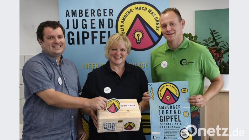 Wer eine Idee hat, kann diese auf einen Bierdeckel schreiben und in eine der Boxen einwerfen: Juba Akili, Anja Gebhard und Christoph Hollweck (von links) freuen sich auf die Vorschläge der Jugendlichen.
Anja Gebhard 
Christoph Hollweck Bild: Petra Hartl