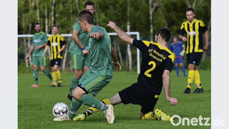 Alexander Kirchberger von den Sportfreunden (Nummer 2) und FC-OVI-Teunz-Spieler Manuel Löffelmann im Zweikampf. Der FC hat nach der 3:4-Niederlage nun schon fünf Punkte Rückstand auf die SG Schönthal-Premeischl. Bild: ham