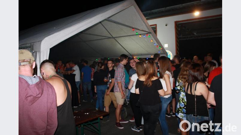 Party-Stimmung im Zelt und im Feuerwehrhaus gab es beim Kirwa-Rumble der KLJB. Bild: edo