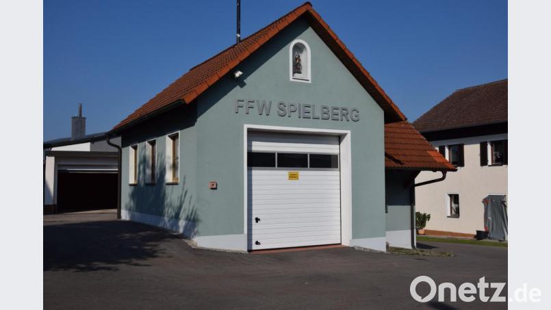 Das Spielberger Feuerwehrgerätehaus ist nicht für ein Fahrzeug ausgelegt, deshalb haben die Floriansjünger einen Antrag auf Anschaffung eines neuen Tragkraftspritzenanhängers gestellt - Fördermittel gibt es allerdings nur bei "normgerechter" Ausschreibung. Bild: fla