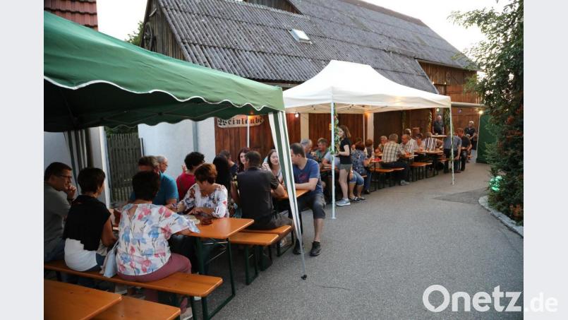 Im Laufe des Abends füllten sich die Plätze immer mehr, den viele Besucher wollten noch die letzten Sommertage bei gutem Essen und Unterhaltung im Freien genießen. Bild: akp