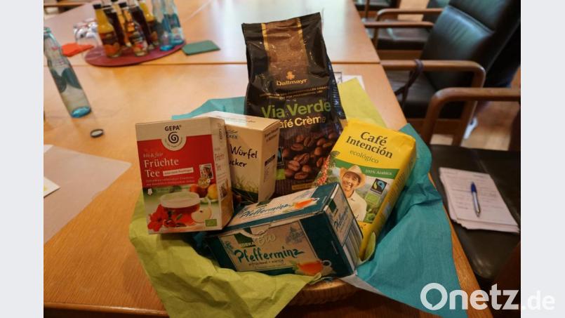 Auch im Rathaus muss es Fair-Trade-Produkte geben. Die Stadt präsentiert die in Weiden ausgeschenkten Kaffees und Tees. Bild: Dominik Hopperdietzel